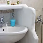 Milos מלון 2*
