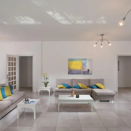 Milos מלון 2*